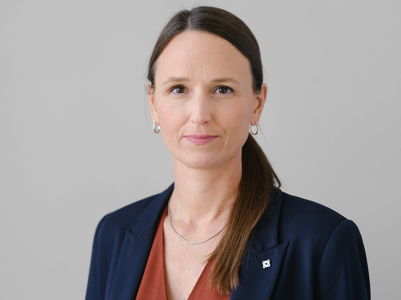 En person med kort hår