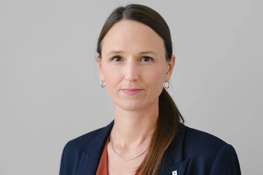 En person med kort hår