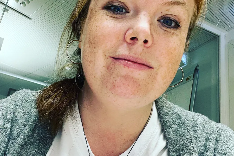 En person som tar en selfie