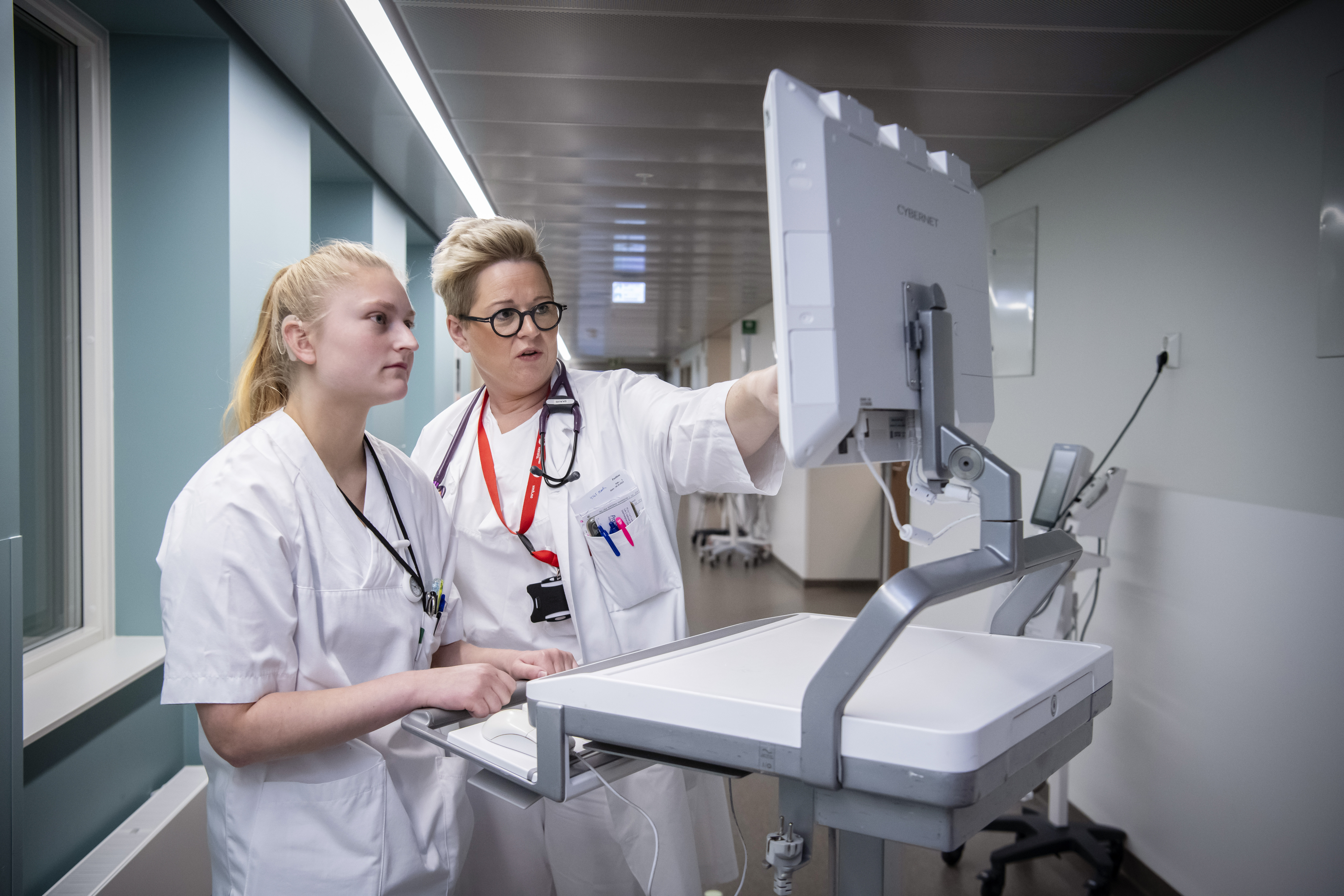 to helsepersonell ser på en skjerm