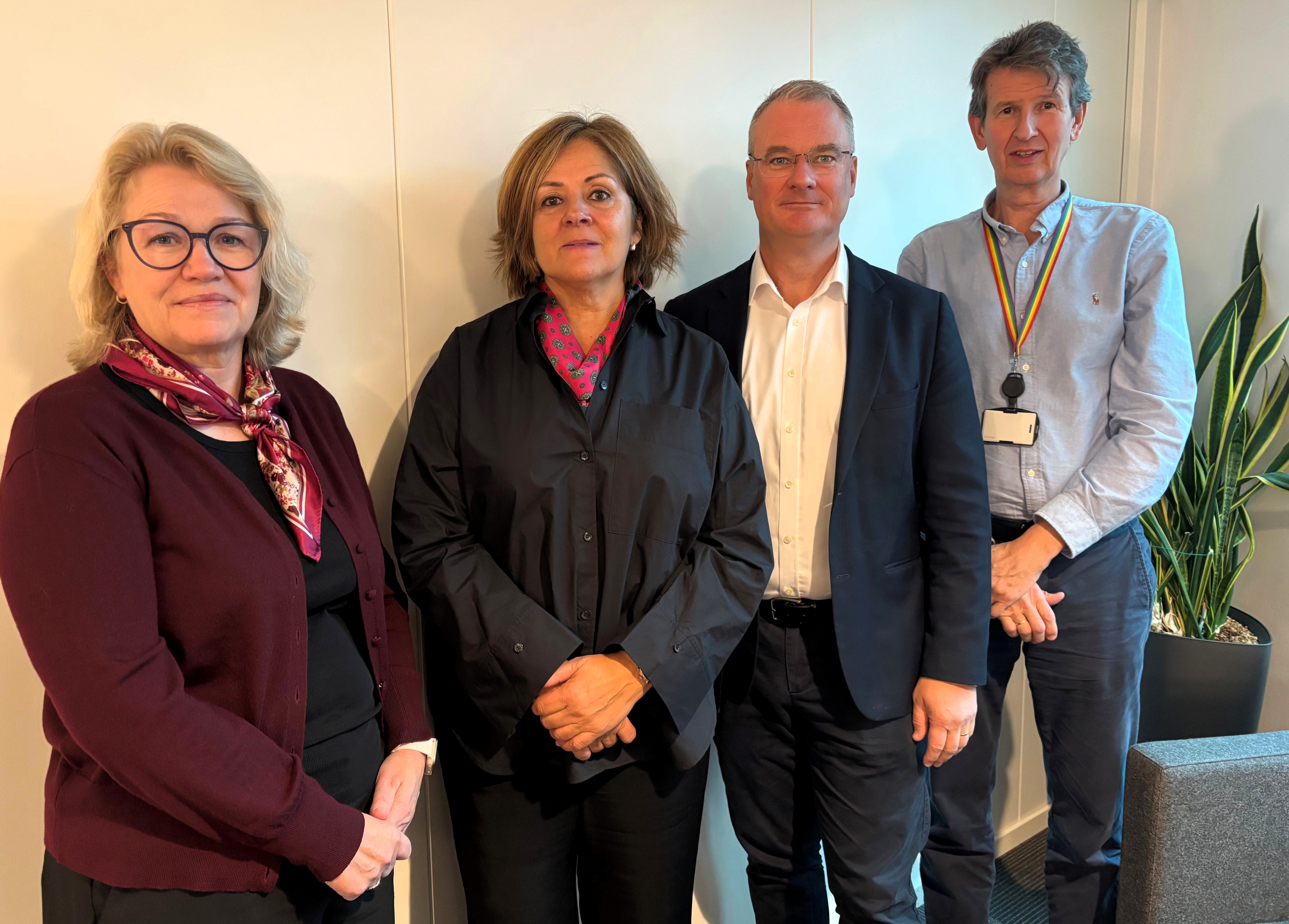 En gruppe mennesker som poserer for et bilde