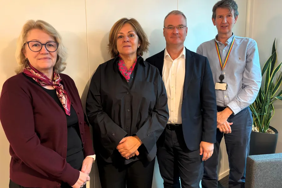 En gruppe mennesker som poserer for et bilde