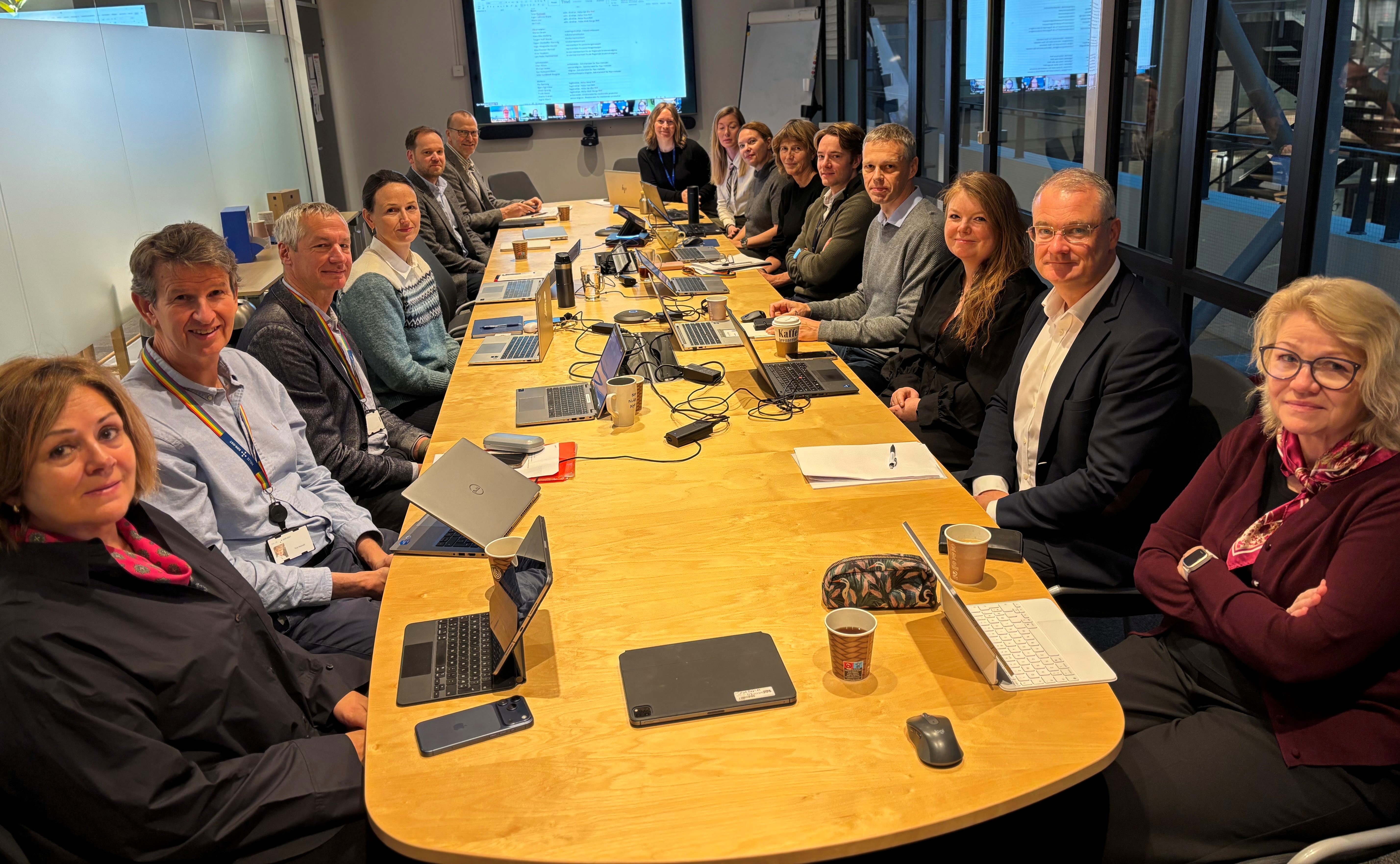 En gruppe mennesker som sitter rundt et bord