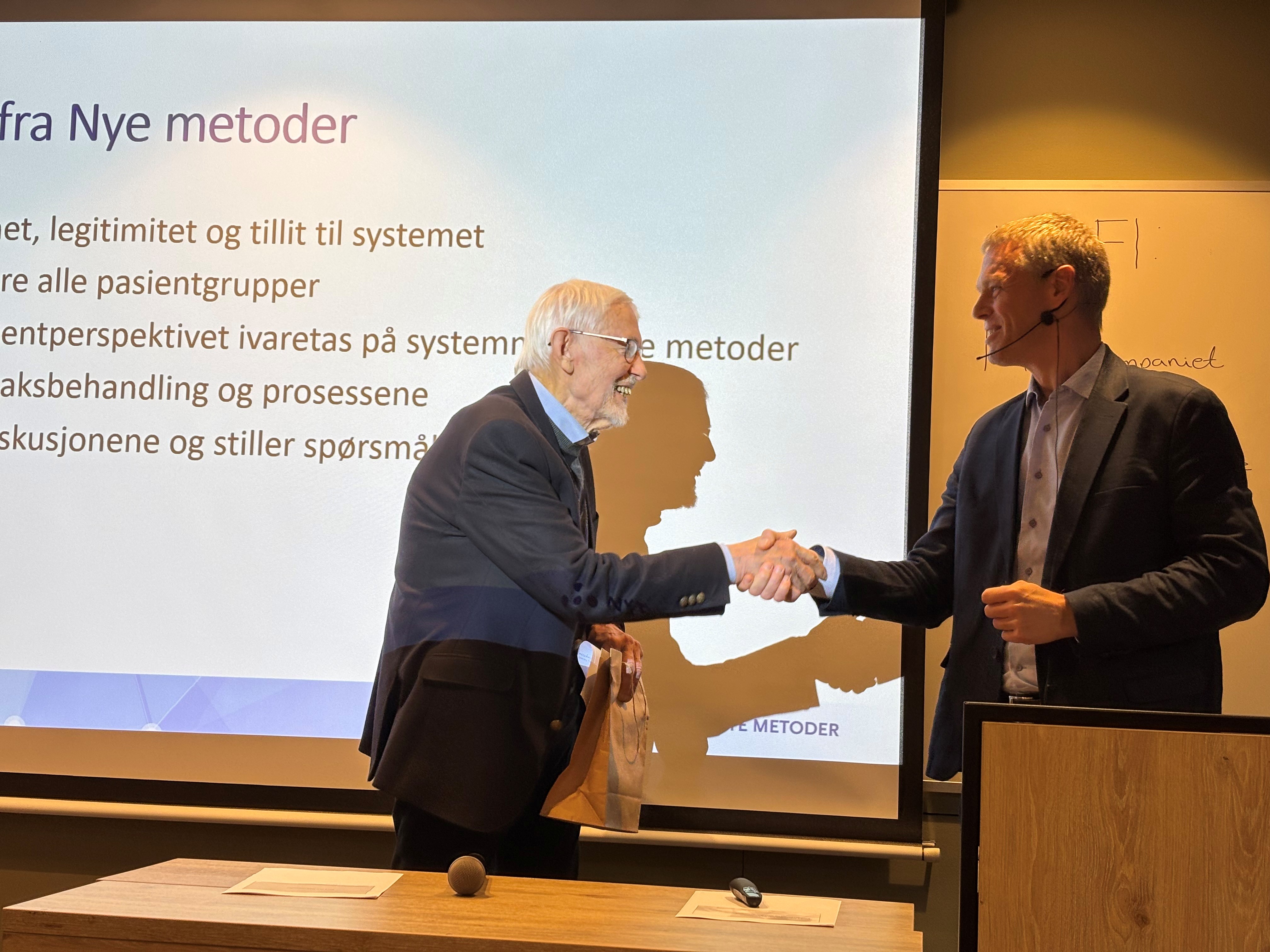 En mann og en kvinne som håndhilser