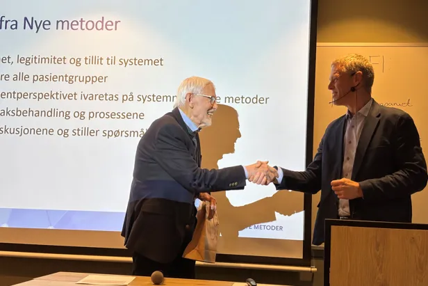 En mann og en kvinne som håndhilser
