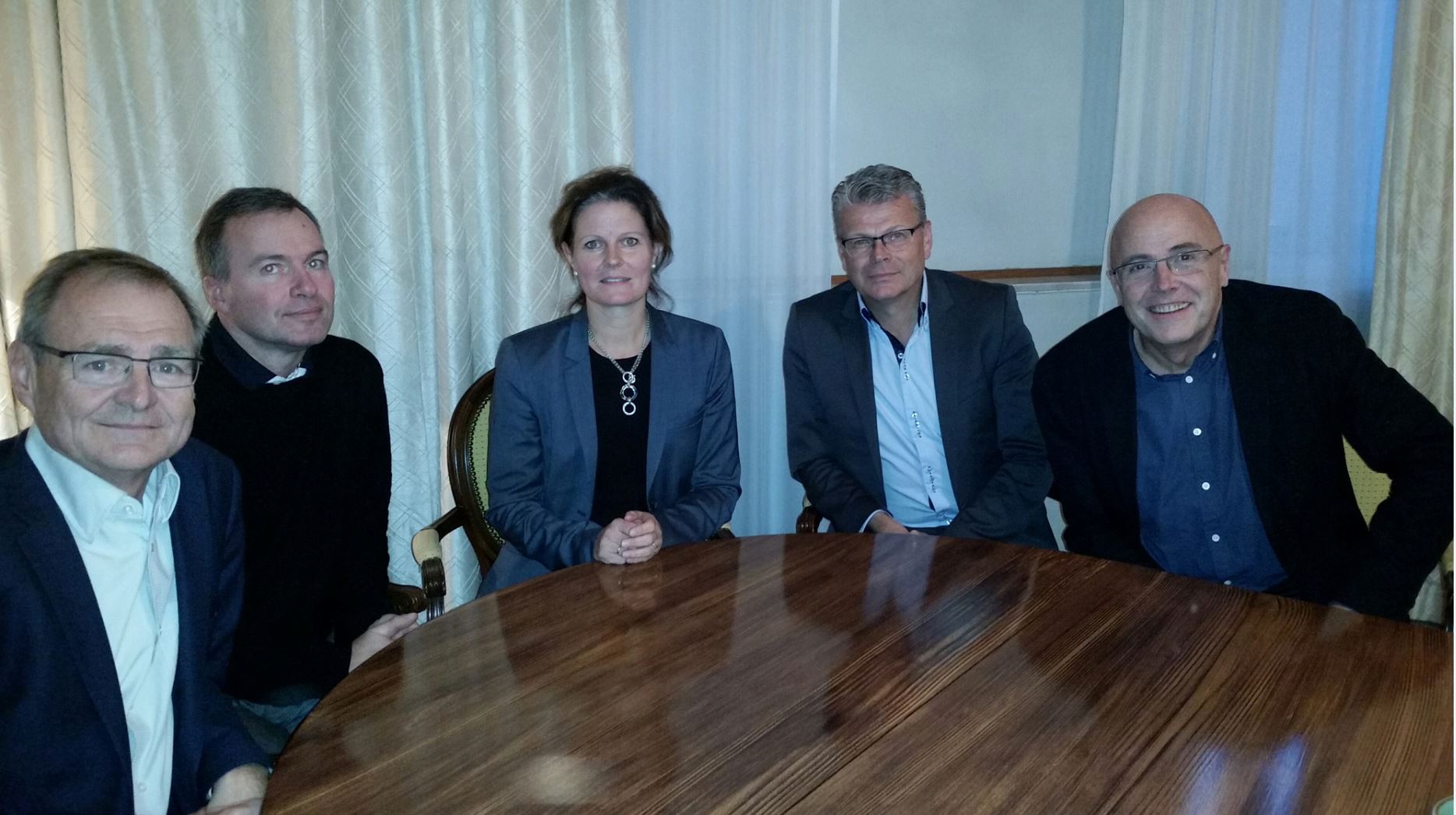 En gruppe mennesker som sitter ved et bord