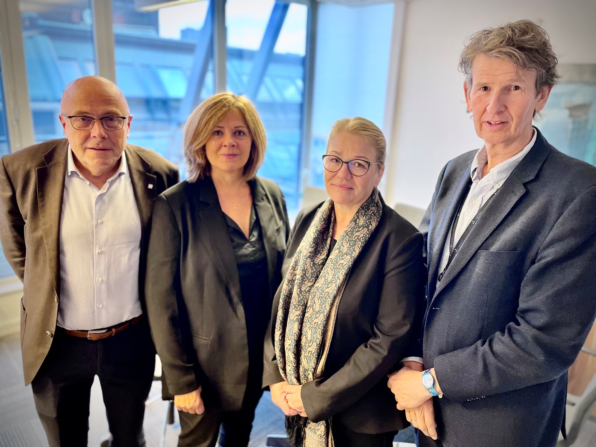 En gruppe mennesker som poserer for et bilde