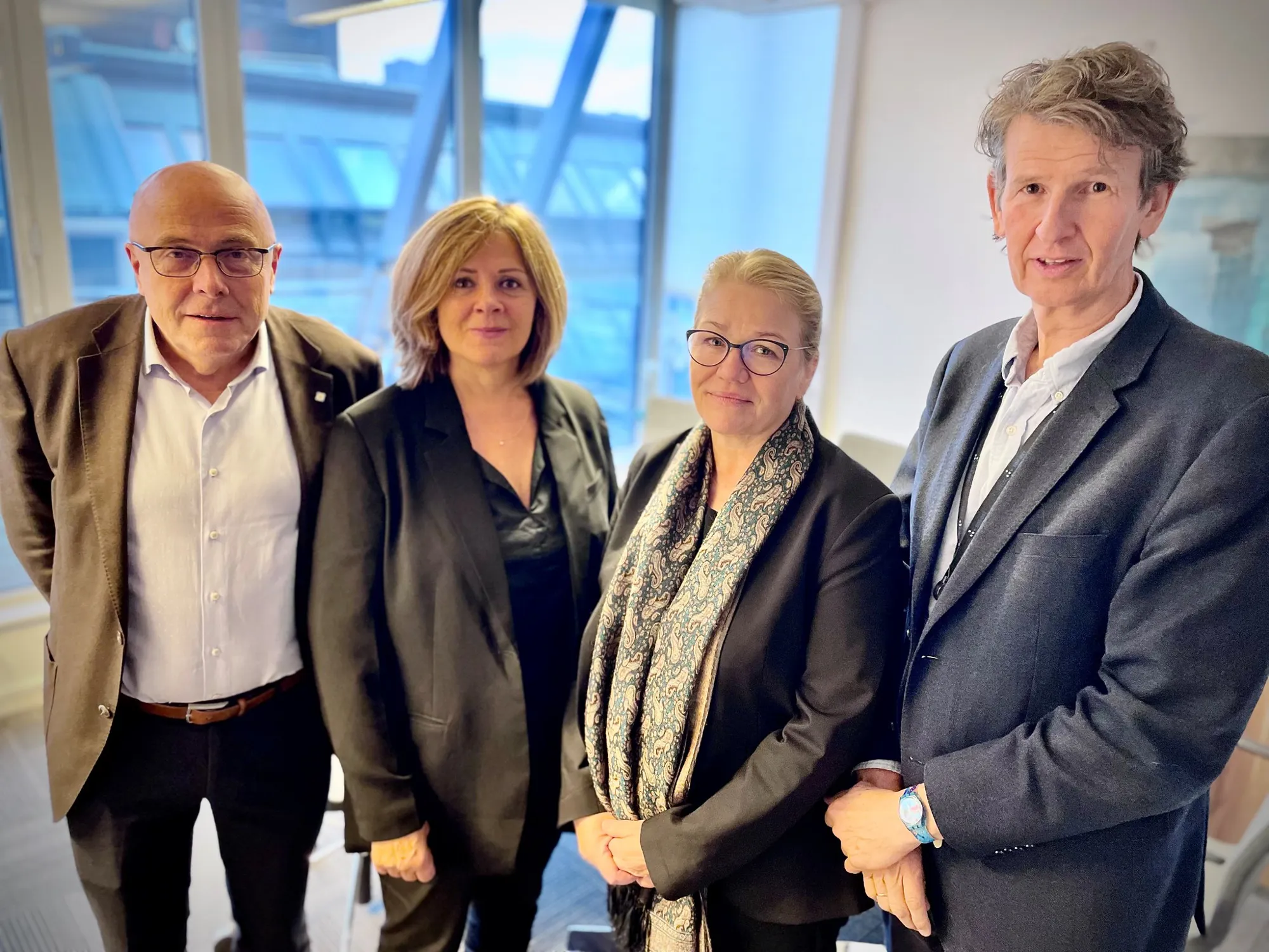 En gruppe mennesker som poserer for et bilde