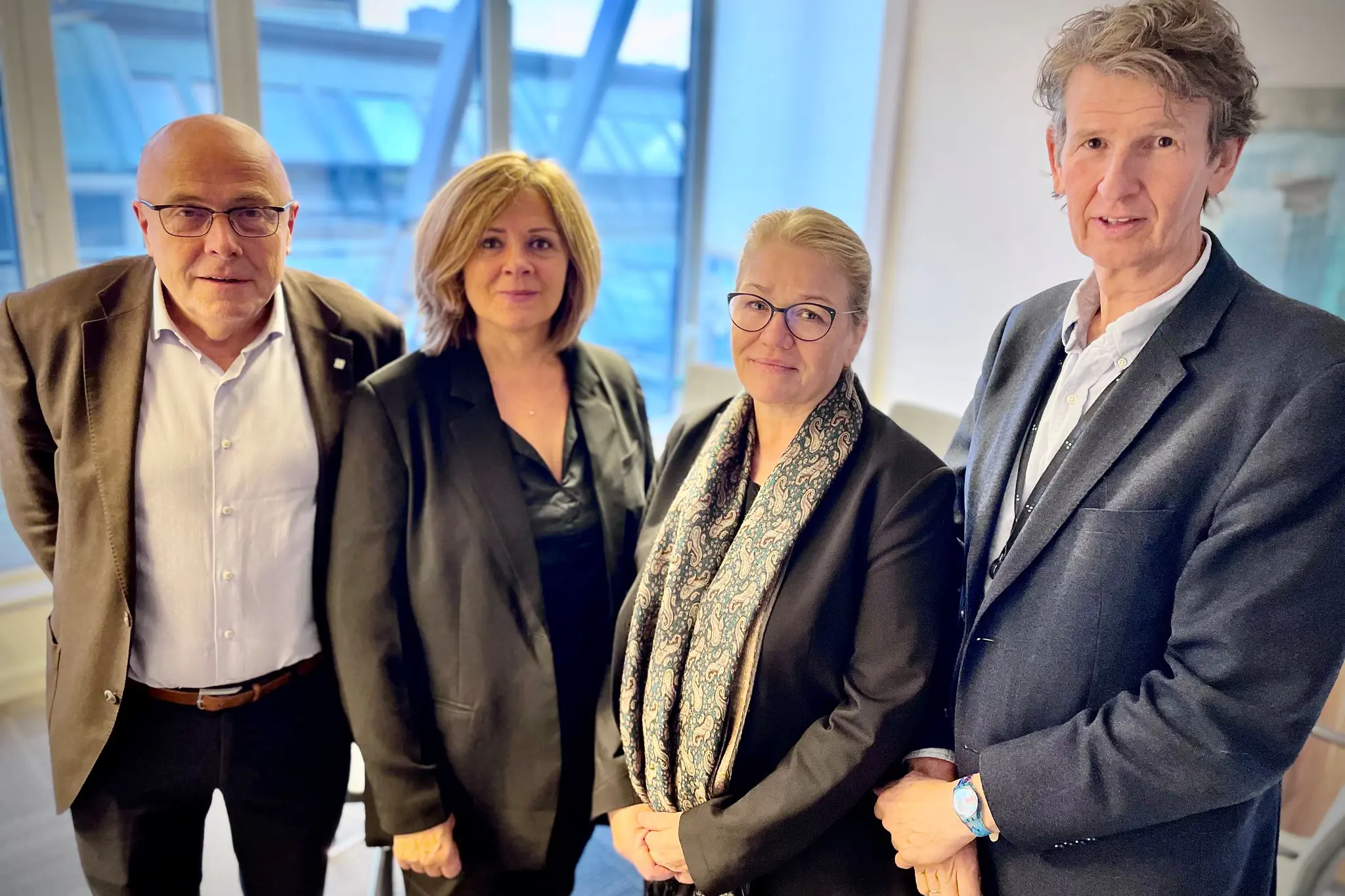 En gruppe mennesker som poserer for et bilde