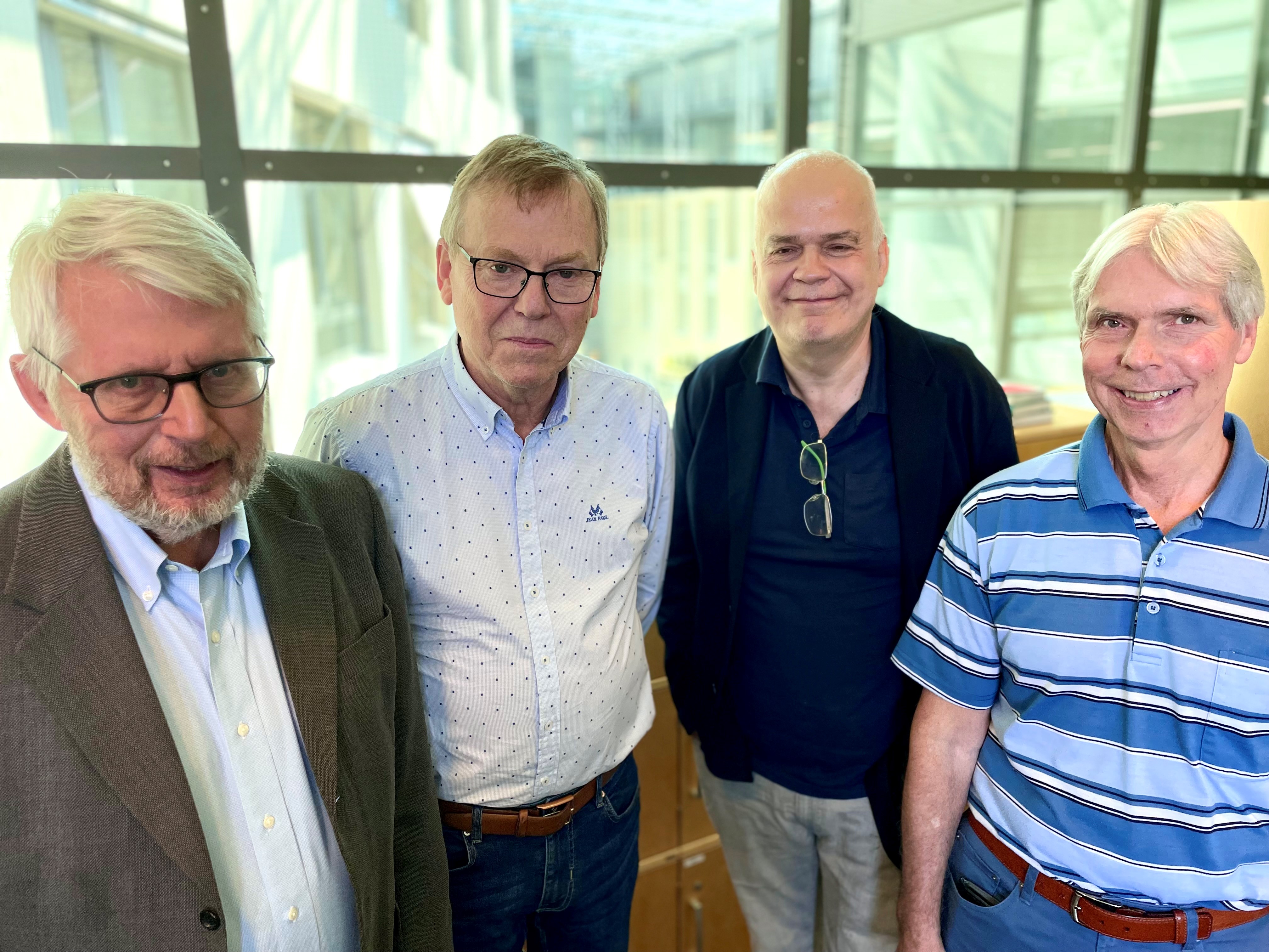 En gruppe menn som poserer for et bilde