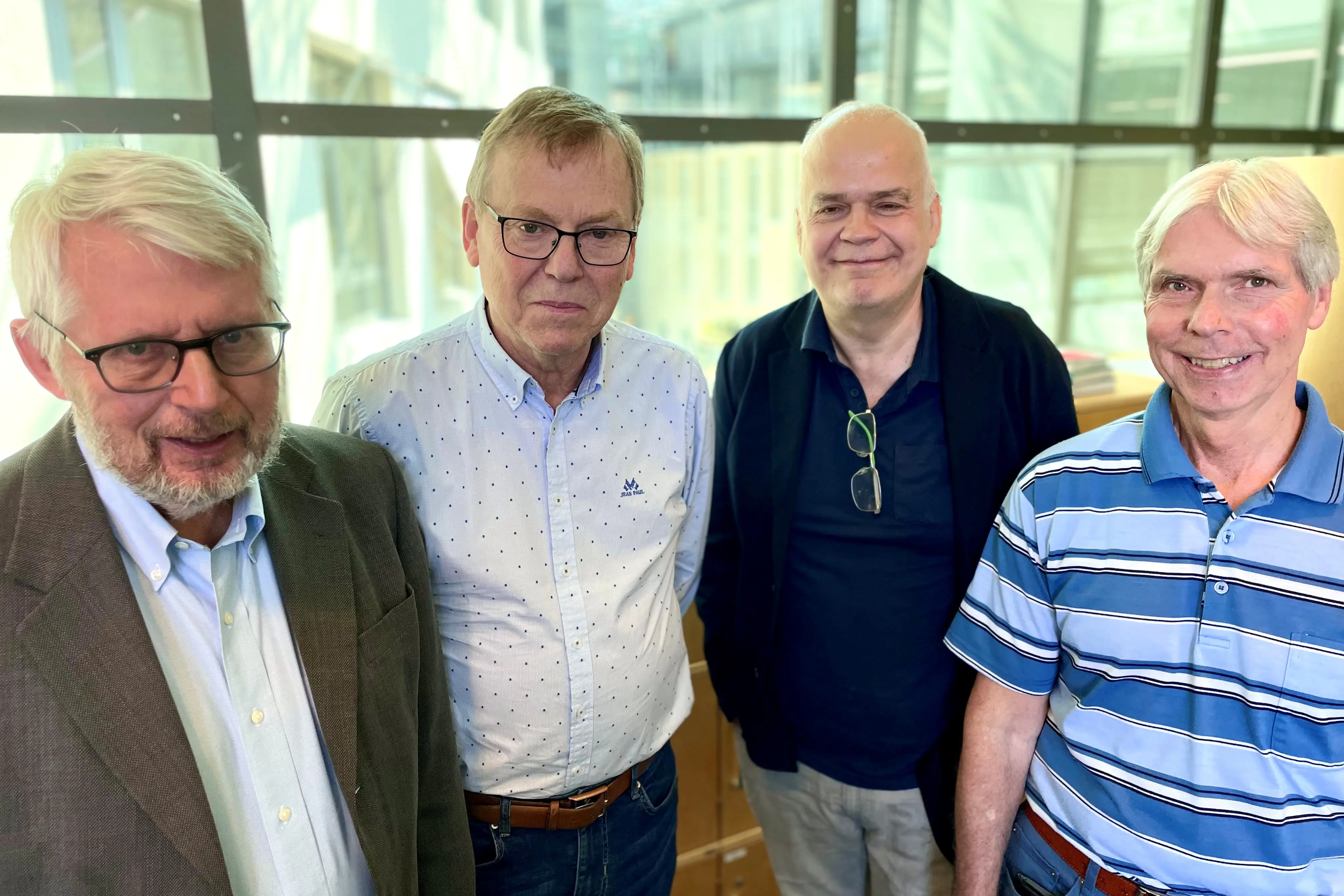 En gruppe menn som poserer for et bilde