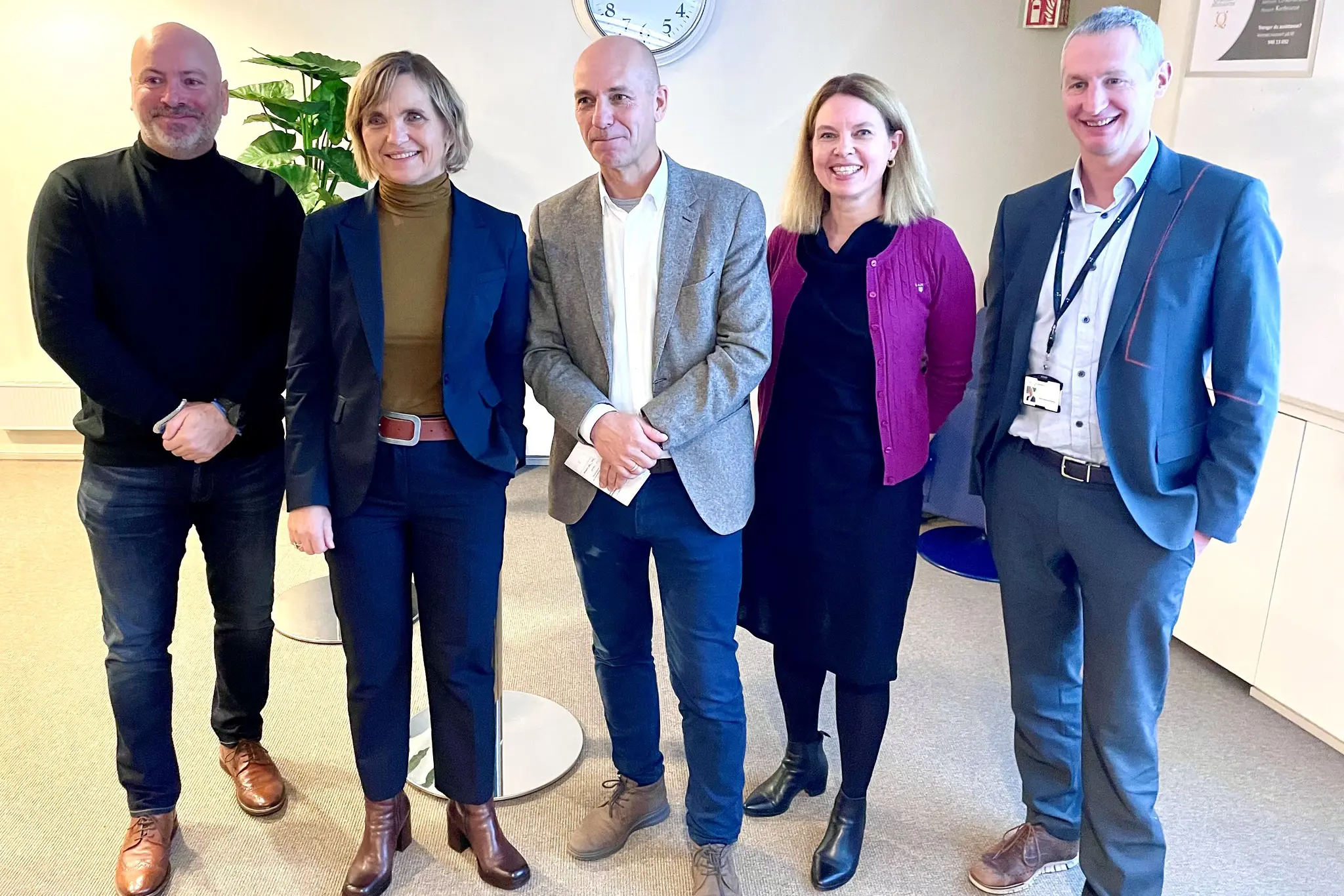 En gruppe mennesker som poserer for et bilde