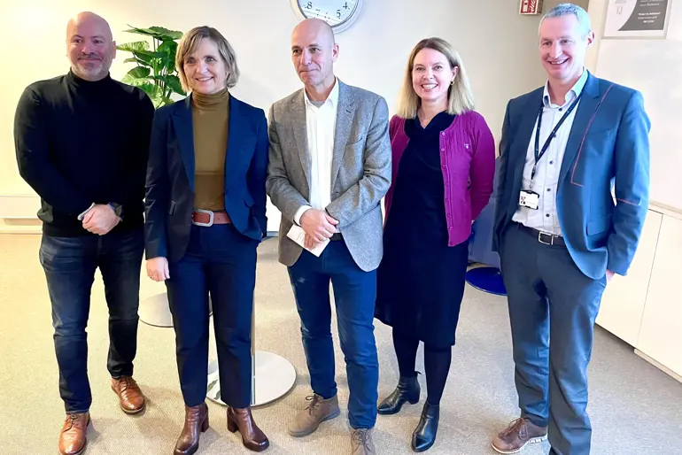 En gruppe mennesker som poserer for et bilde