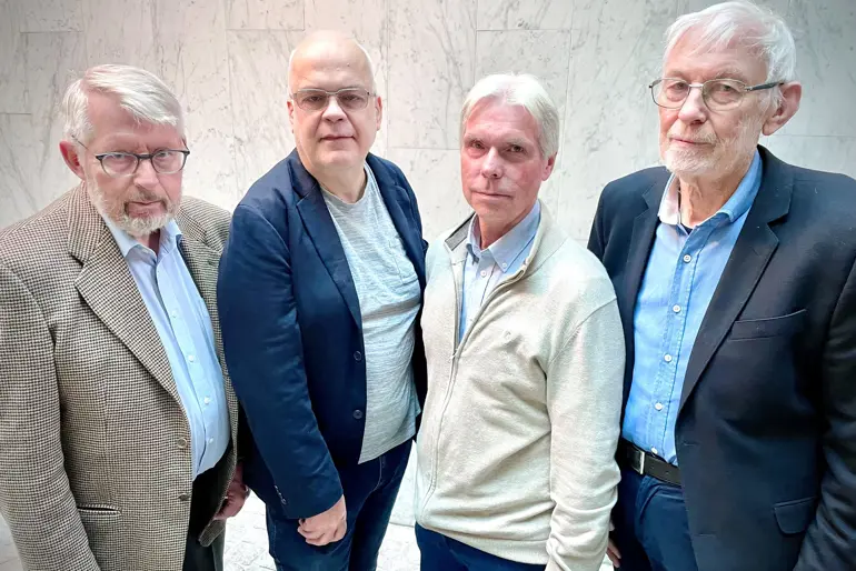 En gruppe menn som poserer for et bilde