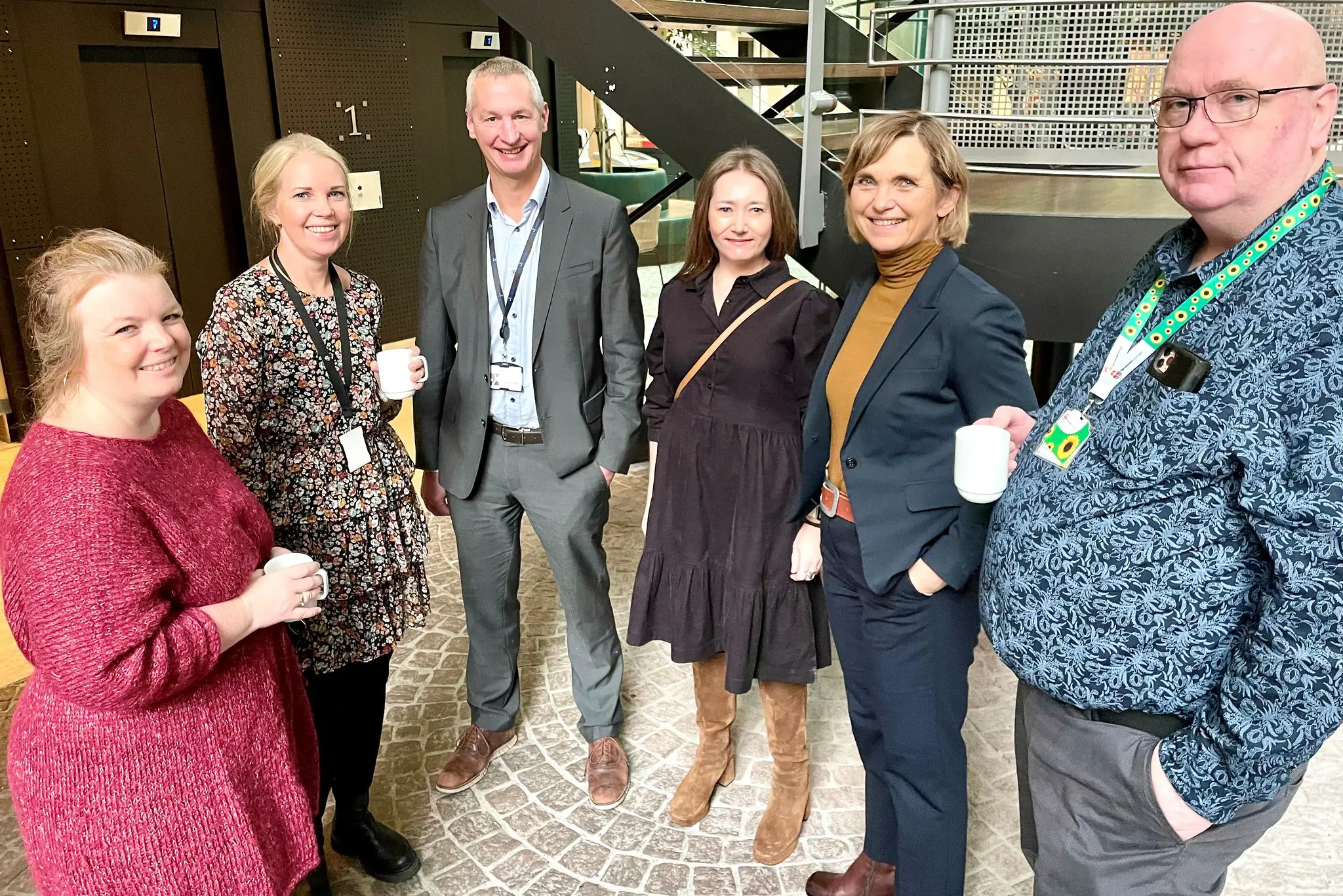 En gruppe mennesker som poserer for et bilde